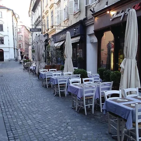 4 Bedroom Amazing In Počitniška hiša