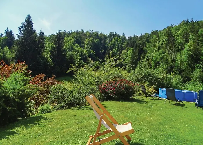 4 Bedroom Amazing In Počitniška hiša Vrhnika